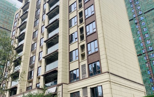 小高层外立面已完成 小区楼间距开阔