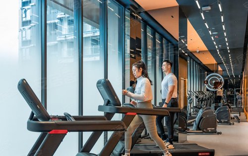 观澔府的健身房业主的共融活动中心时常学些邻居到这里一起运动健身真