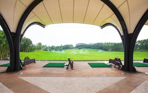 家门口的高尔夫球练习场