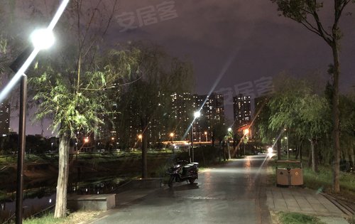 圭塘河的夜景真美成为我们的业主下楼就可以享受哦快来找我看房吧