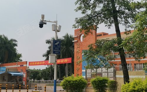 小高层对面的白坭中学.