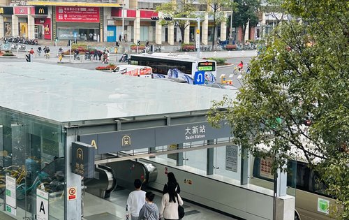 卓越九珑动态:项目距1号线"大新"地铁口仅300米左右,途径趣坊欢乐广场