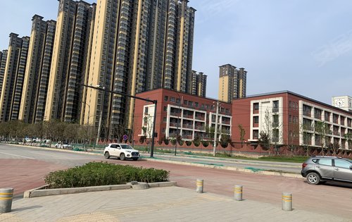 国湖小区南侧林荫道希尔顿酒店沣东六中