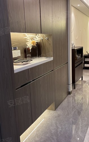 大收纳,黑科技烘鞋机,左侧是欧派全套定制的约 2 米长的收纳玄关柜,约