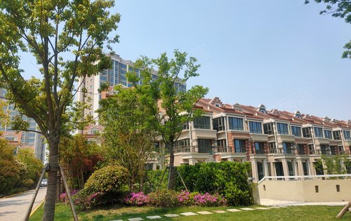 湖畔天下三期别墅在售的实景外立面
