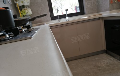 厨房篇～整体橱柜台面上有挡水槽,水渍不易流出,台面下有滴水线,当水