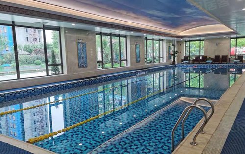 小区配套设施之一:恒温游泳池