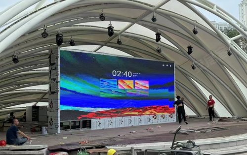 昆仑赋贝壳剧场,led大屏幕已经安装完成了,展示面已经出来了,每天在这