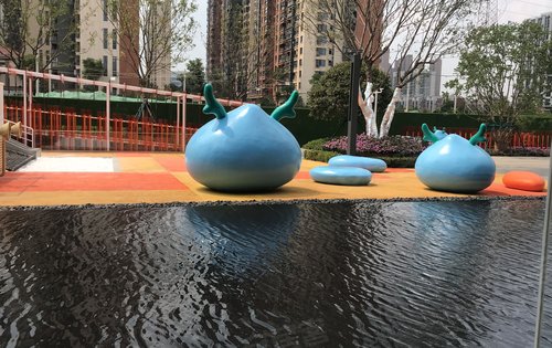 龙小湖乐园售楼部门口的