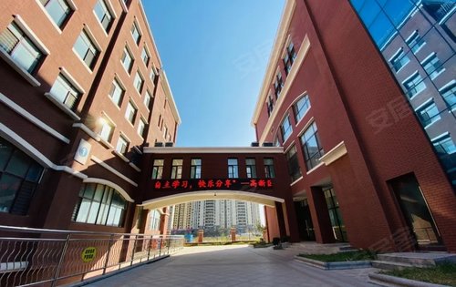 新城云樾晓院动态:距离项目500米左右的银海国际学校实拍-青岛安居客