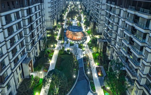 龙湖金帝天汇动态:龙湖交付小区实拍图,架空层的健身房已配齐,还有