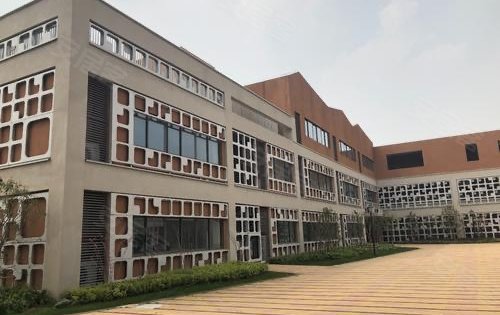 项目西边的华东师范大学苏州湾实验小学,学校建有80个教室,其中配置了