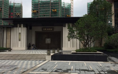 龙光玖龙府动态:小区大门和外走廊-佛山安居客