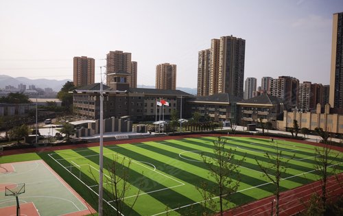 华梁学校—硬实力:刷脸入校,纳米智慧黑板,容纳800人的大学级学术报告