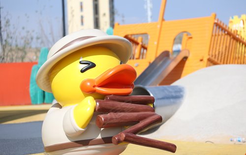 万科山望配备的小黄鸭主题儿童乐园