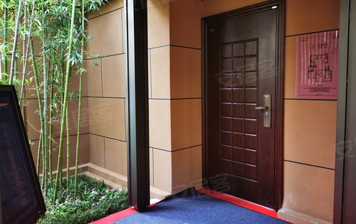 【贻成学府世家】洋房产品:入户双玄关设计,一侧预留衣帽柜位置,可