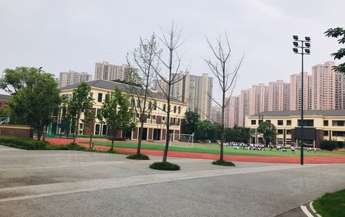 枫树山中航城小学实拍图小朋友正在上体育课学校就在小区里面免去过