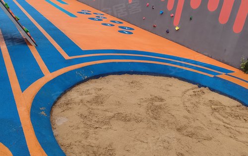 小区童趣乐园的沙坑