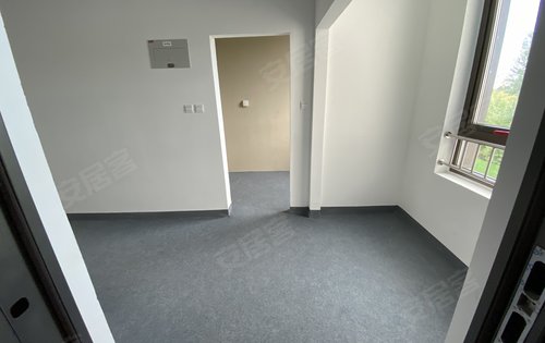 鲁能格拉斯小镇上叠毛坯样板间