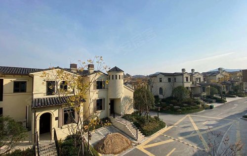 安吉绿城龙王溪小镇动态:二期的排屋,业主已经入住-湖州安居客