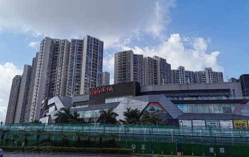 富丰君御南门的地铁轻轨站年底准备要通车了,都建起来了,对面还有大型