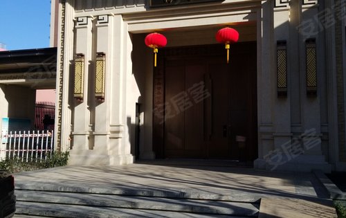 本小区入户大门高八米宽十二米