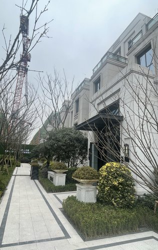 叠拼入户门头既强调了古典建筑厚重对称的体量感,又保留了细部装饰