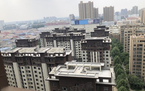 铂悦府动态:站在高层看周口,南侧万顺达泰和城,北侧一峰购物广场,东侧