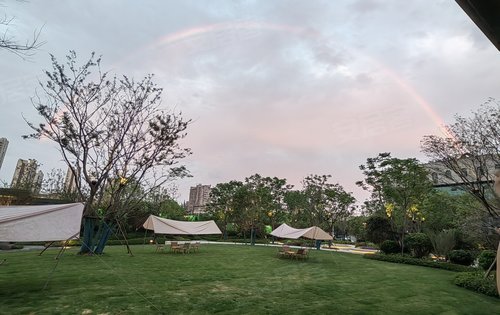 万科蜀山楼盘小区内部公园草坪的露天电影安静惬意闹中取静