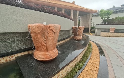 小区大门口喷泉水景已做好欢迎实地参观