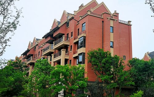 一栋栋房子就像安置在森林的精灵安静又舒适追求更高的生活品质可约