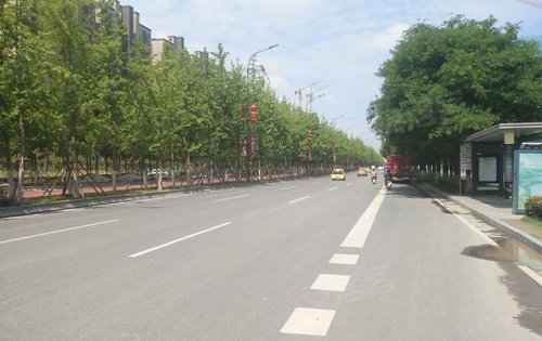 项目南侧的镐京大道(双向十车道,路面干净,畅通无阻,绿树成荫);楼盘