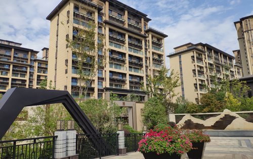 楠香雅苑动态:一期交房实拍,目前还有小高层132平和叠加别墅151平在售