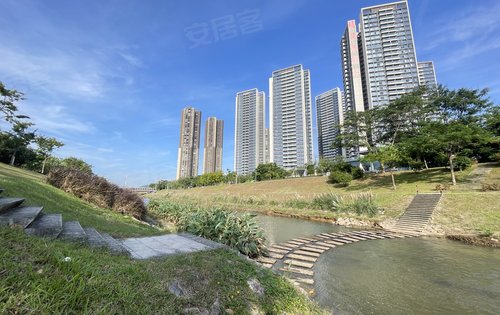 蔚蓝左岸花园，公园里的房子，小区15000平绿化公园，小区有游泳池，小区门口有10000平公园，出小