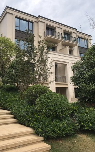 别墅情景展示区白色为双拼别墅法式复古风格为联排别墅更多详情请与我