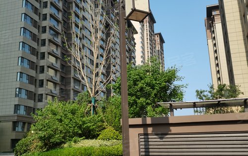 68公顷城市公园及绸带主题公园环绕,绿化率高,小区内儿童游乐设施