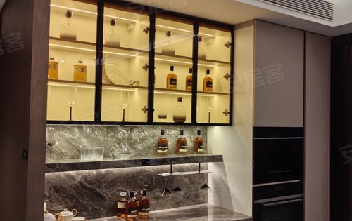 中海时光之境样板间实拍,德国环保品牌博洛尼入户玄关柜,餐客同宽设计