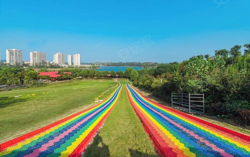 天乐湖网红打卡地彩虹滑道