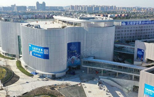 元祖梦世界,距离本案约1公里  是非常有特色的室内儿童游乐园.