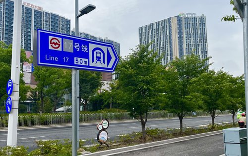 约2公里处17号线淀山湖大道站1号和4号出口是东渡蛙城2号和3号出口是