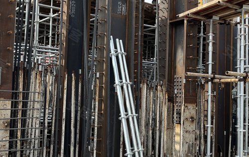 郑轨云麓动态:施工现场,钢板钢架结构,这用材,百年工程,详情咨询.-郑