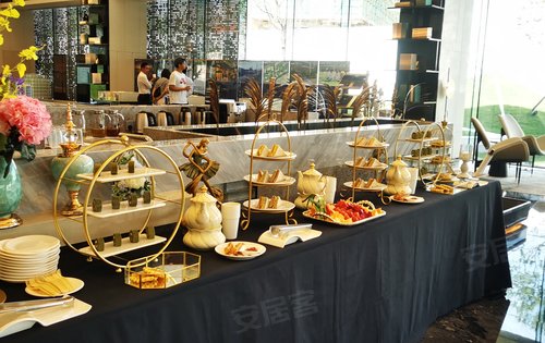 售楼部周末都有各种糕点美食来看完房再做一个披萨