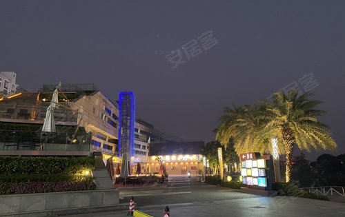 傍晚的时候亚运城国际商业街可以散步可以购物