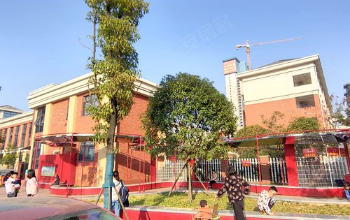 阳光城溪山悦动态:小区门口就是学校,住在溪山悦,小孩目送式上学,就是