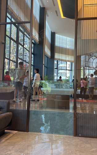 这么热的天气也抵挡不住大家看房的热情