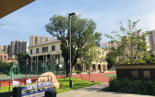 小区里自建的枫树山中航城小学