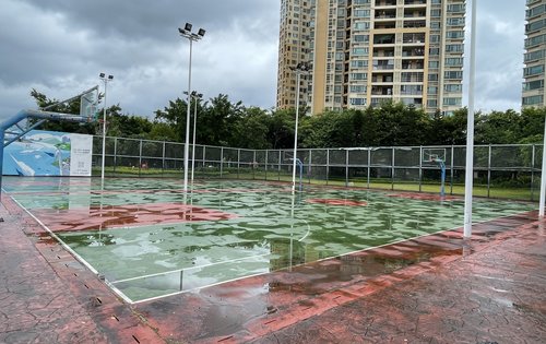 小区配套白鹭湖占地2万平体育公园涵盖有400米跑道足球场篮球场2550