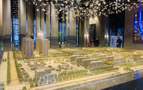 保利天悦,高新核心区域,五期占地90亩,容积率2.