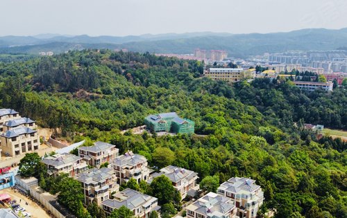 佔地:5畝 建面:1849㎡,綠地:1800㎡ 帶300㎡游泳池 四面環山,可做會所