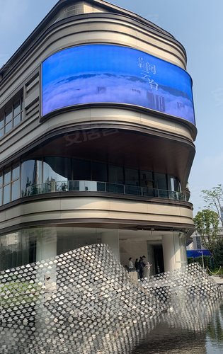 保利阅云台学校已经建好,商场建了一小部分,住宅建了a区,收楼时间2023